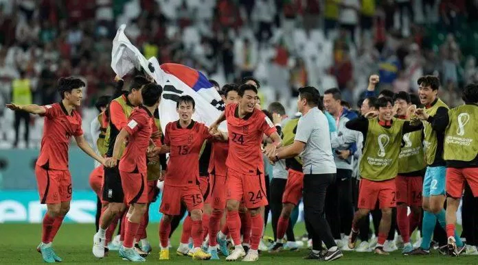 Mặc dù người dân Hàn Quốc đang vô cùng cuồng nhiệt trước màn thể hiện của đội tuyển quốc gia, nhưng sức nóng của "Cậu út nhà tài phiệt" vẫn chưa lúc nào giảm nhiệt