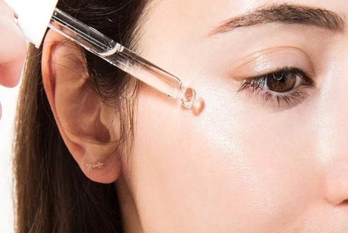 Sử dụng serum dưỡng ẩm cho da hỗn hợp (Nguồn: Internet)