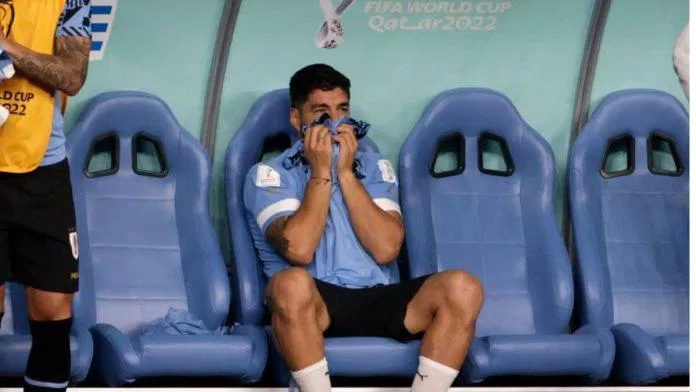 Suarez gục ngã trên băng ghế của tuyển Uruguay sau khi trận đấu khép lại (Ảnh: Internet)