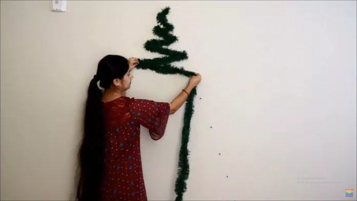 Tạo hình cây thông trên tường với giấy kim tuyến và đinh ghim (Nguồn: YouTube MyTwoLittleSunshines)