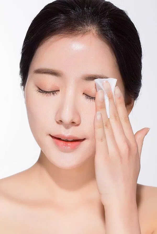 Tẩy trang cho da hỗn hợp thiên khô (Nguồn: Internet)