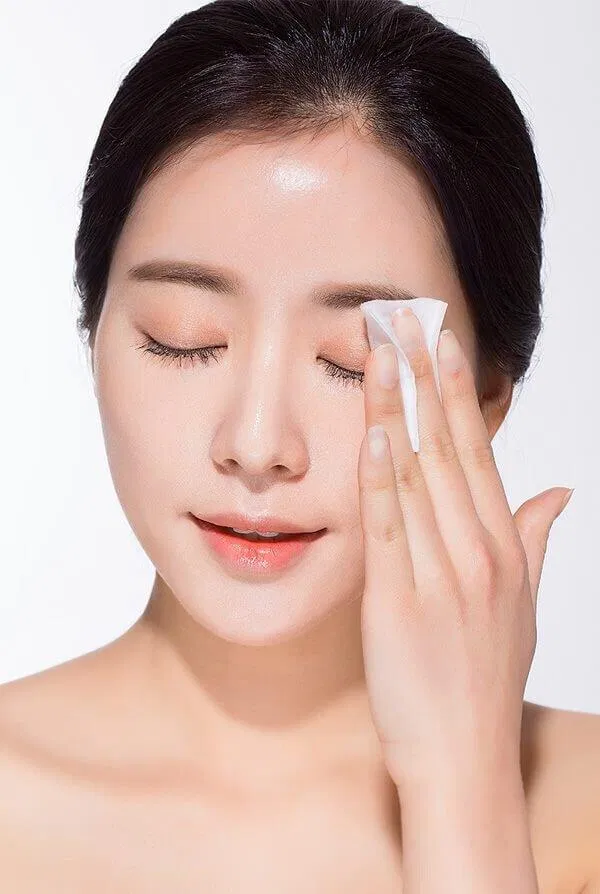 Tẩy trang cho da hỗn hợp thiên khô (Nguồn: Internet)