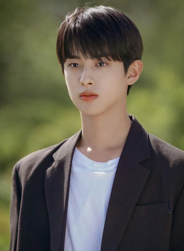 Kim Min Kyu đóng vai Shim Do Young, một sinh viên đại học bị giằng xé giữa ước mơ trở thành người mẫu và thực tế phũ phàng.