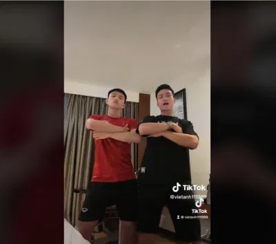 Pha bắt trend khá chuyên nghiệp của cặp bạn thân (Ảnh: Internet) Pha bắt trend khá chuyên nghiệp của cặp bạn thân (Ảnh: Internet)