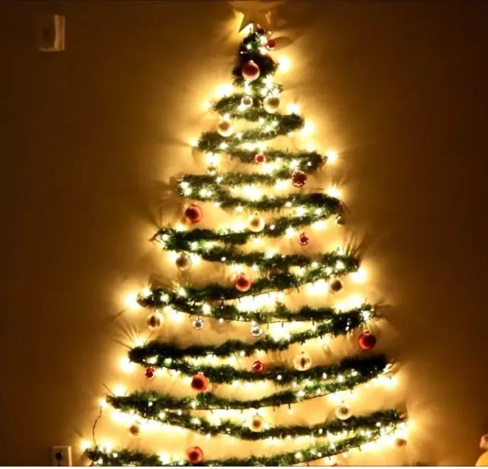 Hoàn thành cây thông Noel trên tường (Nguồn: YouTube MyTwoLittleSunshines) Hoàn thành cây thông Noel trên tường (Nguồn: YouTube MyTwoLittleSunshines)