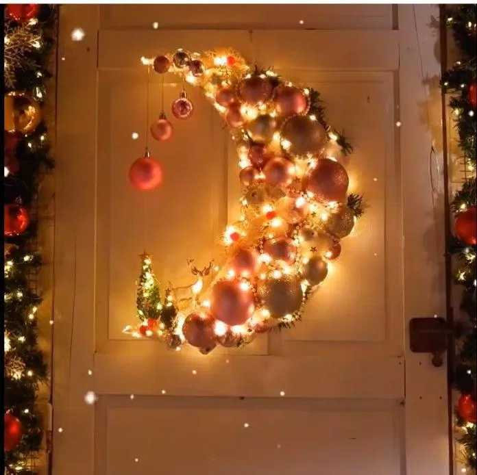 Bảng treo cửa hình mặt trăng lấp lánh mùa Giáng Sinh (Nguồn: YouTube DIY BIGBOOM)