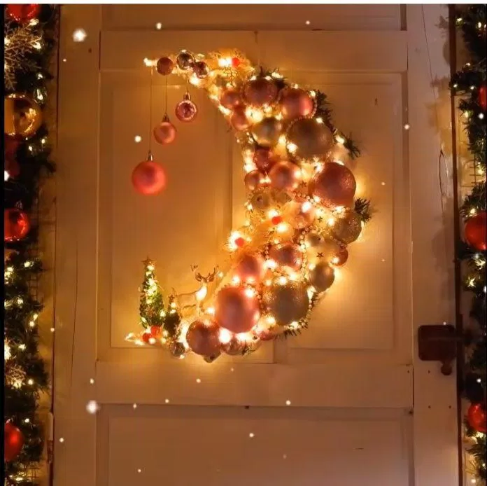 Bảng treo cửa hình mặt trăng lấp lánh mùa Giáng Sinh (Nguồn: YouTube DIY BIGBOOM) Bảng treo cửa hình mặt trăng lấp lánh mùa Giáng Sinh (Nguồn: YouTube DIY BIGBOOM)