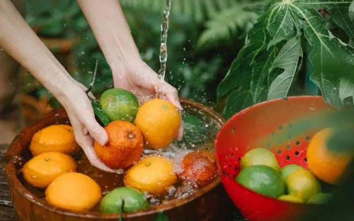 Bạn hãy rửa sạch trái cây trước khi dùng (Ảnh: Internet)