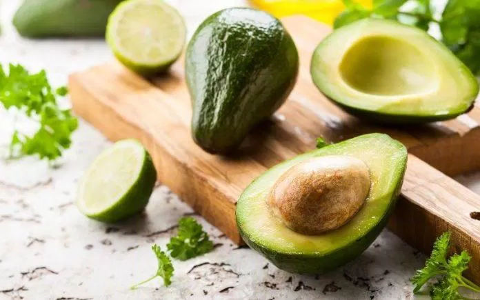 Bạn có thể dùng bơ làm salad hoa quả giảm cân (Ảnh: Internet) Bạn có thể dùng bơ làm salad hoa quả giảm cân (Ảnh: Internet)