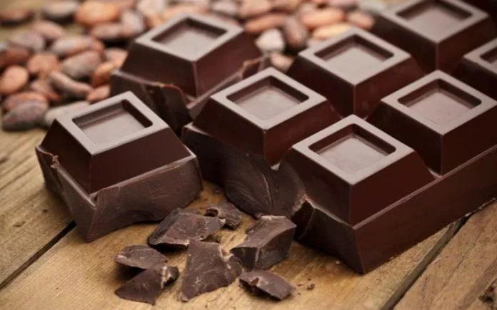 Bạn có thể dùng socola đen để giữ ấm cơ thể (Ảnh: Internet)