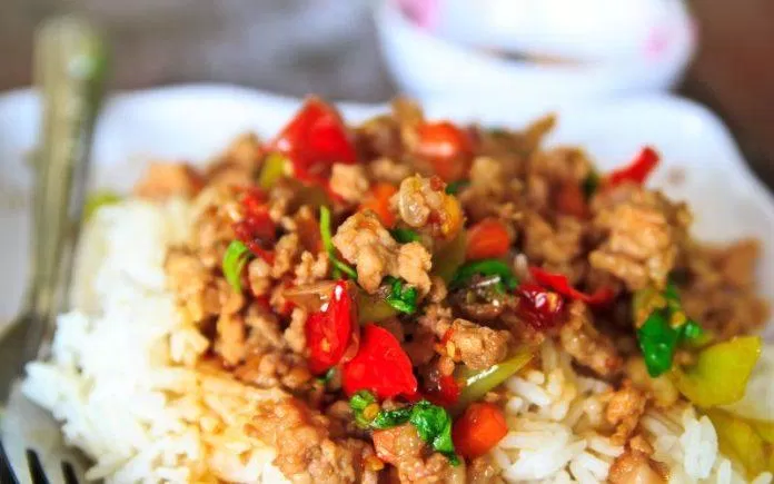 Những đồ ăn mặn và cay nên tránh dùng trong ngày đèn đỏ (Ảnh: Internet) Những đồ ăn mặn và cay nên tránh dùng trong ngày đèn đỏ (Ảnh: Internet)