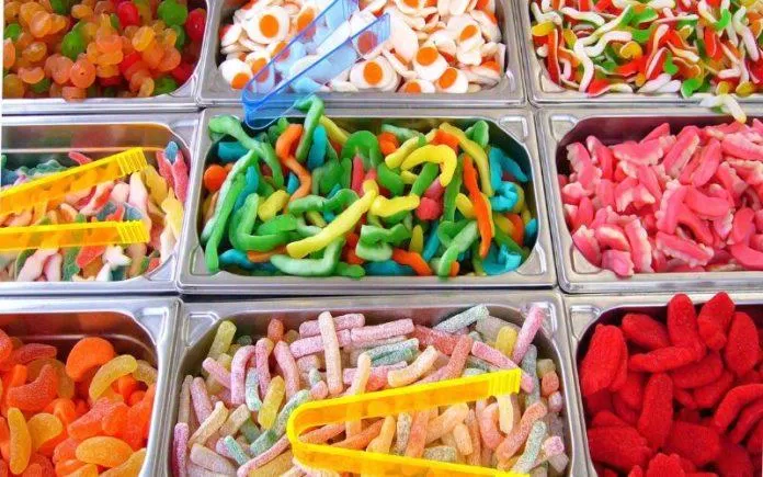 Các viên kẹo dù nhiều màu sắc nhưng sẽ khiến hàm lượng đường tăng cao (Ảnh: Internet)
