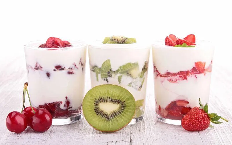 Người bệnh đái tháo đường nên dùng sữa chua không đường với trái cây tươi (Ảnh: Internet)