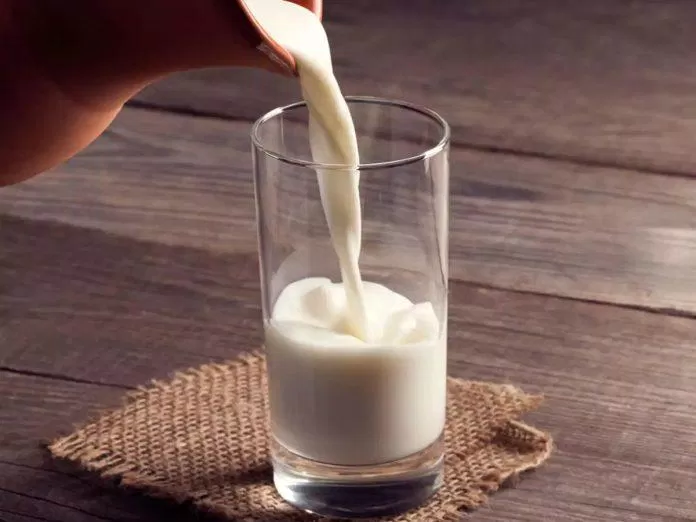 Người bị viêm khớp nên uống sữa ít béo (Nguồn: Internet)