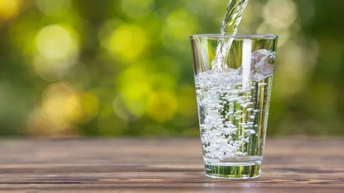 Người bị viêm khớp nên uống nước lọc từ 1,5 - 2L mỗi ngày (Nguồn: Internet)