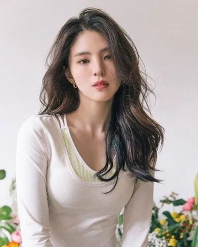 Han So Hee được ngưỡng mộ nhờ vóc dáng chuẩn chỉ, đôi mắt có hồn, bờ môi căng mọng và sống mũi cao (Nguồn: internet)