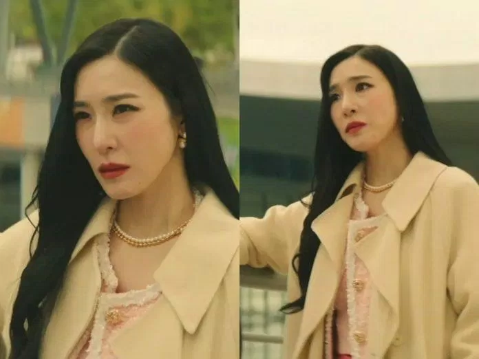 Ngay những giây đầu tiên xuất hiện, nhân vật Rachel đã diện một bộ váy vải tweed màu hồng, khoác ngoài là áo măng tô màu be thanh lịch. Nguồn: internet