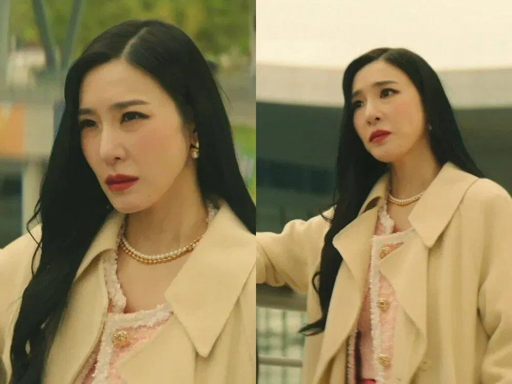 Ngay những giây đầu tiên xuất hiện, nhân vật Rachel đã diện một bộ váy vải tweed màu hồng, khoác ngoài là áo măng tô màu be thanh lịch. Nguồn: internet