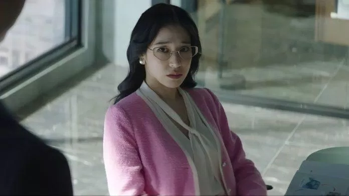 Một set đồ của Rachel được đánh giá cao: áo khoác vải tweed màu hồng, áo sơ mi thắt nơ, mắt kinh gọng thon và bông tai ngọc trai bảng to. Nguồn: internet