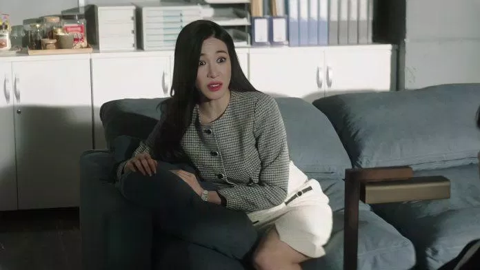 Phụ kiện ở tay được cô nàng thường xuyên diện là đồng hồ dây nhỏ, nhẹ nhàng và nữ tính hợp với tính cách của nhân vật. Nguồn: internet