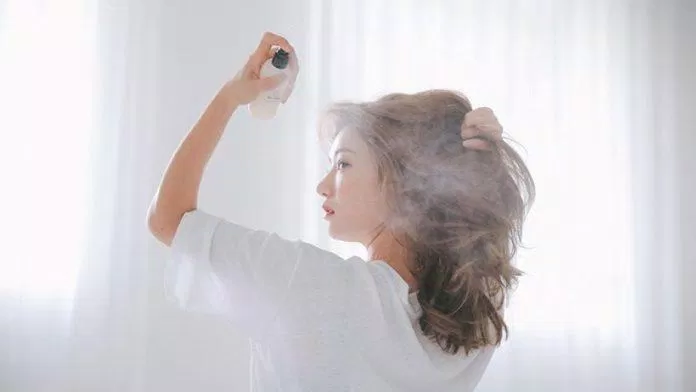 Mùi hương nhẹ nhàng của tinh dầu xịt tóc giúp ta bắt đầu một ngày làm việc phấn chấn (Ảnh: Internet)