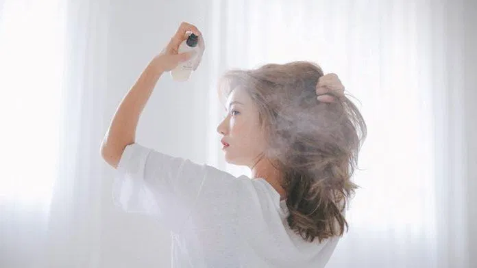 Mùi hương nhẹ nhàng của tinh dầu xịt tóc giúp ta bắt đầu một ngày làm việc phấn chấn (Ảnh: Internet)