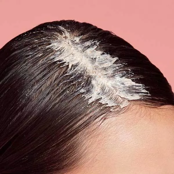 Tẩy tế bào chết là quá trình dùng các hạt scrub để loại bỏ vảy sừng trên da đầu