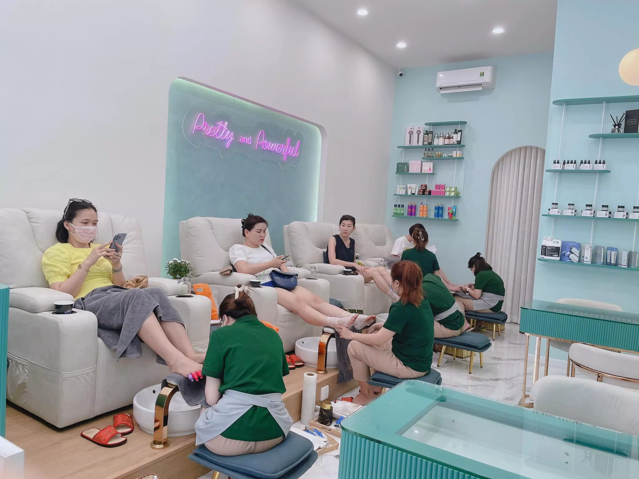 Màu xanh nổi bật ở tiệm Honey Nail & Spa