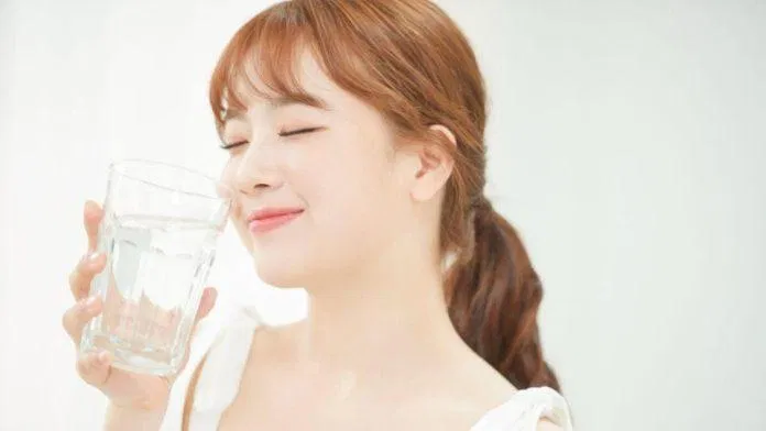 Uống đủ nước để môi luông căng mọng. Ảnh: Xframe.