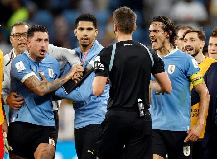 Sau trận đấu các cầu thủ của Uruguay đã lao vào tổ trọng tài chỉ huy trận đấu (Ảnh: Internet)