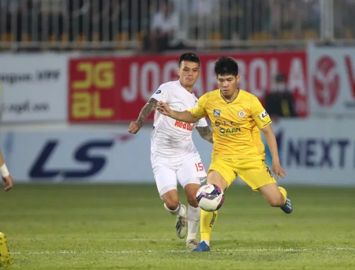 Ngân Văn Đại (áo vàng) từng thi đấu cho CLB Hà Nội