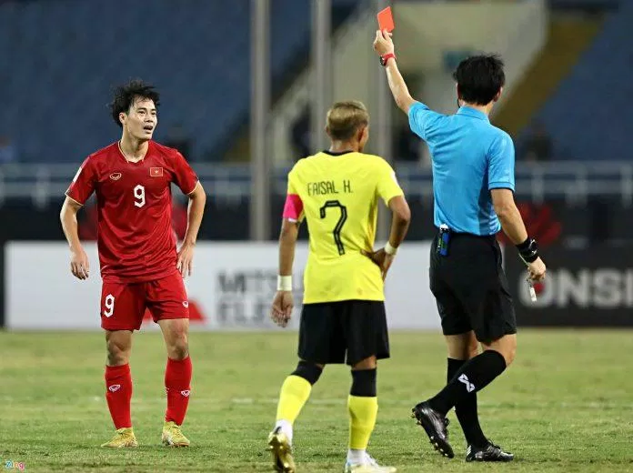 Thẻ đỏ có phần ngớ ngẩn của Văn Toàn khi trận đấu chỉ mới trôi qua được hơn 30 phút khiến Việt Nam rơi vào thế khó (Ảnh: Internet)