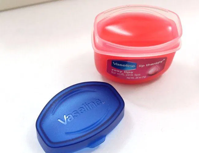 Dưỡng môi buổi tối với một lớp Vaseline thật dày. (Ảnh: Vaseline)