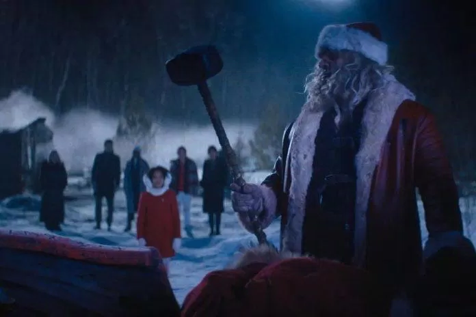 Ông già Noel "nốc ao" kẻ thù bằng cây búa đẫm máu. (Ảnh: Internet)