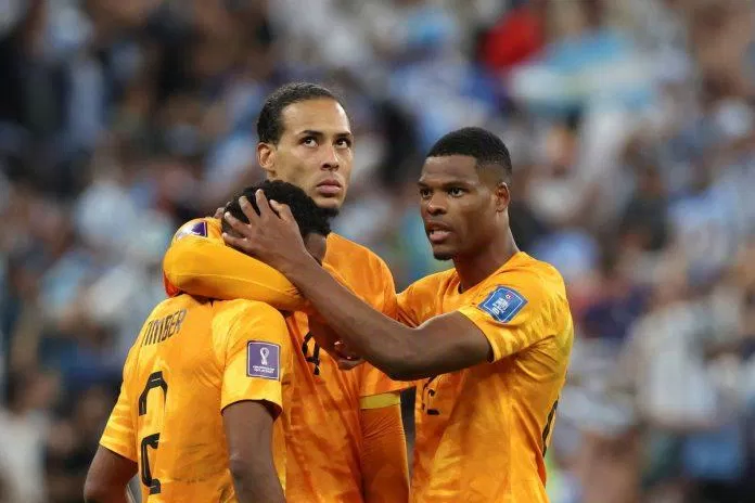 Van Dijk là thủ lĩnh thực sự trên sân lẫn phòng thay đồ của Hà Lan ở World Cup 2022 (Ảnh: Internet) Van Dijk là thủ lĩnh thực sự trên sân lẫn phòng thay đồ của Hà Lan ở World Cup 2022 (Ảnh: Internet)