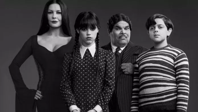 Gia đình Addams: Hãy đón xem hình ảnh về gia đình Addams - đầy kì lạ và độc đáo, nhưng cũng đầy tình cảm. Chắc chắn bạn sẽ thích thú với những trang phục kỳ quặc và những đóa hồng đen lung linh của họ.