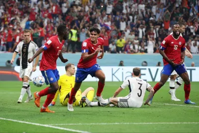 Yeltsin Tejeda chọc thủng lưới Neuer trong sự ngỡ ngàng của ban huấn luyện tuyển Đức (Ảnh: Internet)