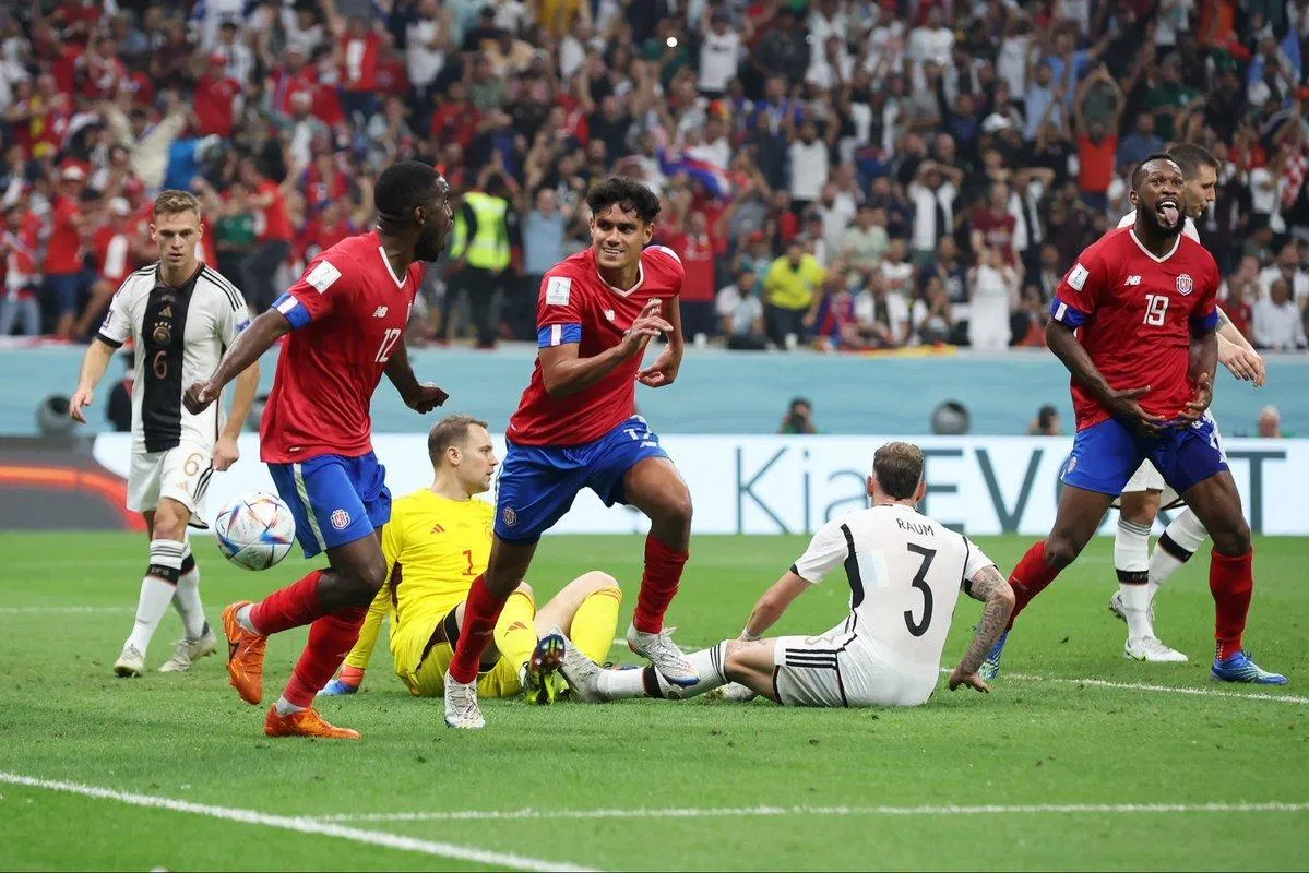 Yeltsin Tejeda chọc thủng lưới Neuer trong sự ngỡ ngàng của ban huấn luyện tuyển Đức (Ảnh: Internet)