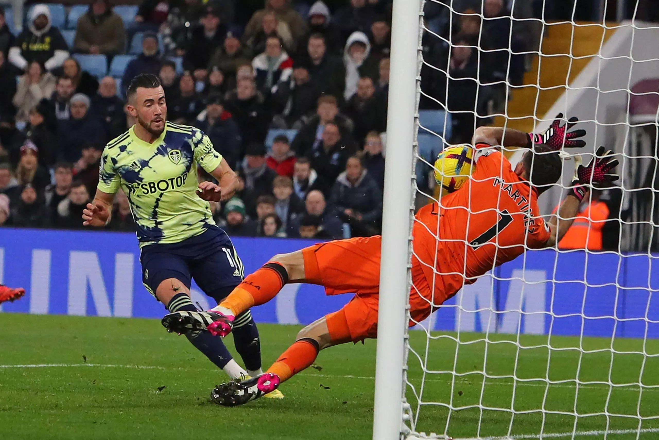 Emiliano Martinez lại có một pha cứu thua không tưởng ở Premier Leagu khi ngăn cản bàn thắng của Leeds United (Ảnh: Internet)