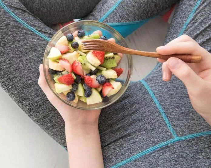 Ăn quá no trước khi tập sẽ khiến bạn khó khăn trong khi thực hiện các động tác yoga (Ảnh: Internet) Ăn quá no trước khi tập sẽ khiến bạn khó khăn trong khi thực hiện các động tác yoga (Ảnh: Internet)
