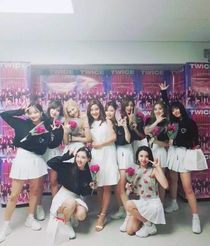 Tiền bối Bada đến xem concert của Twice (nguồn: twitter)