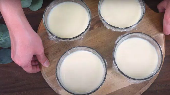 Bọc bánh bằng màng bọc thực phẩm ( Nguồn: Internet )