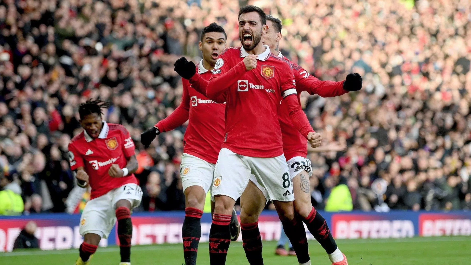 Bruno Fernandes có bàn thắng thứ 2 trong các lần đối đầu với Man City tại Premier League để gỡ hòa cho Man Utd (Ảnh: Internet)