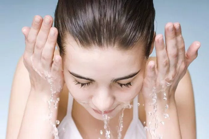 Dùng sữa rửa mặt trong các bước chăm sóc da.