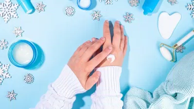 Chăm sóc da tay toàn diện từ bên ngoài để ngăn chặn hiện tượng mất độ ẩm qua lớp biểu bì (nguồn: internet)