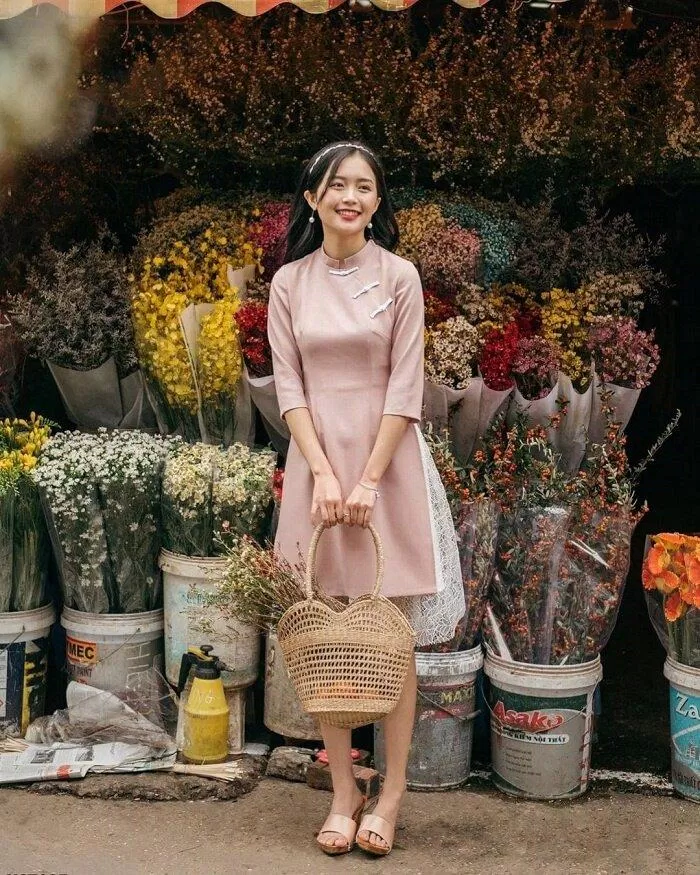 Chợ hoa Quảng Bá nổi tiếng là địa điểm check in dành cho người yêu hoa (Nguồn: Internet)