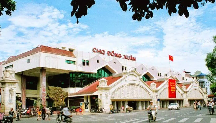 Bên ngoài chợ Đồng Xuân (Nguồn: Internet) Bên ngoài chợ Đồng Xuân (Nguồn: Internet)