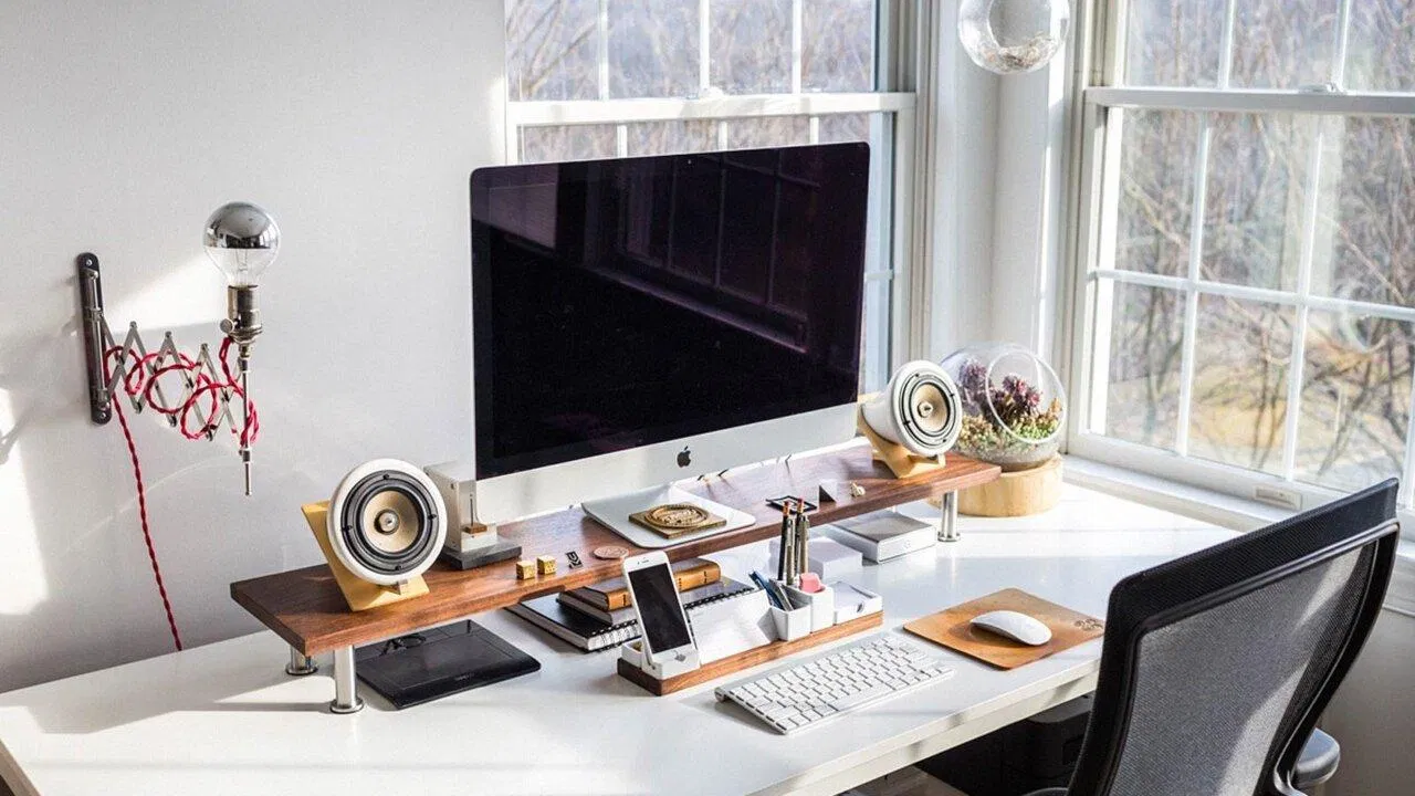 Bàn làm việc ngăn nắp (Ảnh: Internet) Bàn làm việc ngăn nắp (Ảnh: Internet)