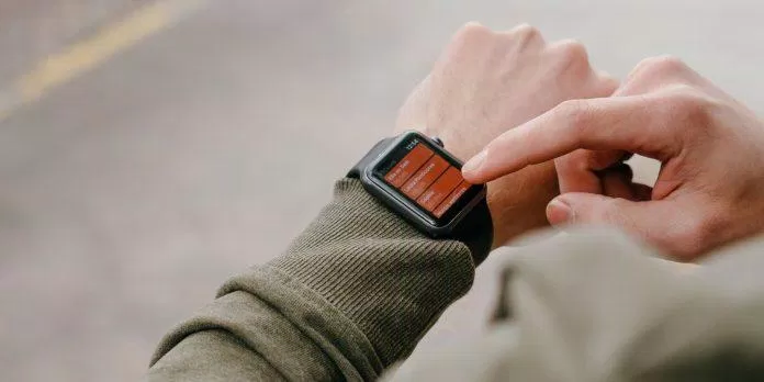 Đồng hồ Apple Watch giúp bạn xem nhanh thông báo của iPhone (Ảnh: Internet)
