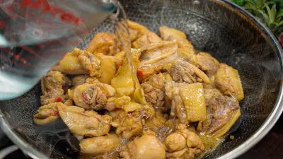 Gà kho "ngon hơn cả " thịt kho tàu